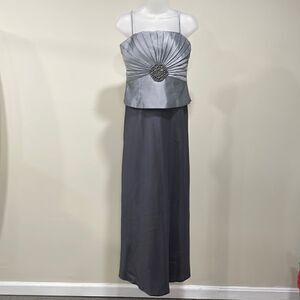 NWOT Jessica Howard silver and gray evening semi formal dress. Size 6 S small